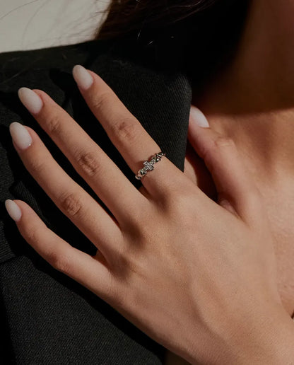 Moissanite Ring med Kors i 925 Sterlingsilver - buren på en hand som vilar på axeln