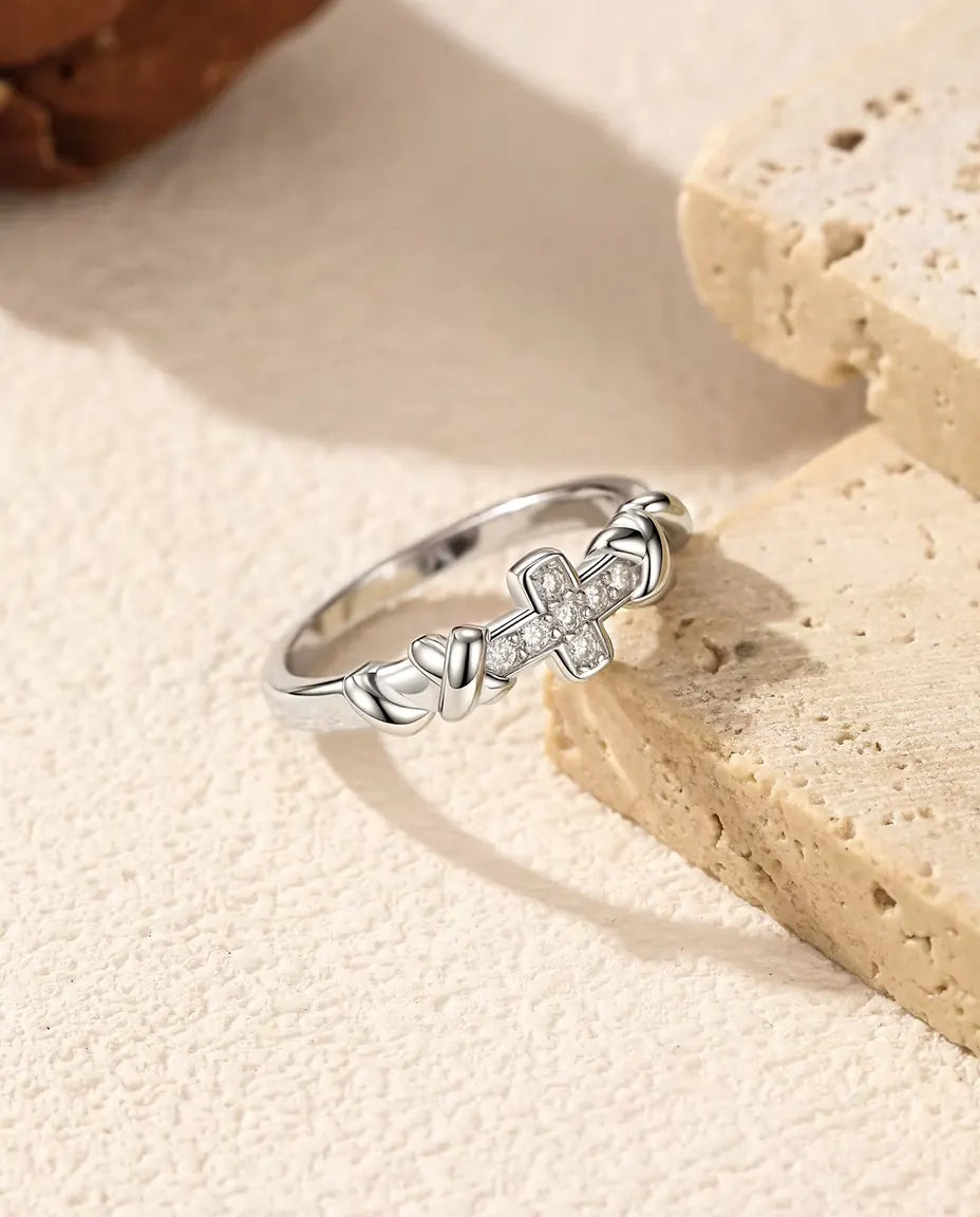 Moissanite Ring med Kors i 925 Sterlingsilver - på kanten av en travertinplatta