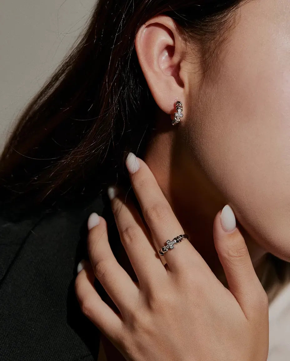 Moissanite Ring med Kors i 925 Sterlingsilver - buren av en modell med händerna nära ansiktet