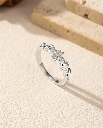 Moissanite Ring med Kors i 925 Sterlingsilver - stående bredvid travertinblock, bredare bild
