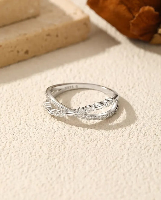 Korsad ring med moissanite - pavéskena och tvinnad tråd i kors, 28 stenar i massivt 925 silver, storlek US 5-9