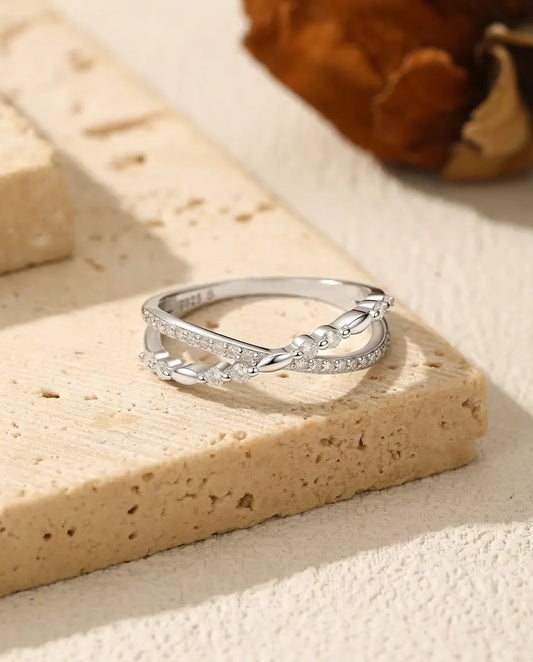 Korsad ring med moissanite - pavéskena och tvinnad tråd i kors, 28 stenar i massivt 925 silver, storlek US 5-9