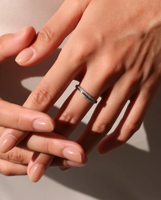 Korsad pavéring med moissanite - tjugosex stenar färg D / VVS1 på en 1,4 mm skena, 925 sterlingsilver