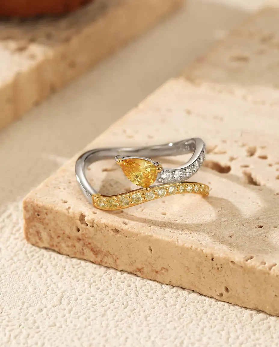 Korsad Ring Tvåfärgad - gul droppslipad sten där två pavéskenor korsas, storlek 5 till 9, 925 sterlingsilver