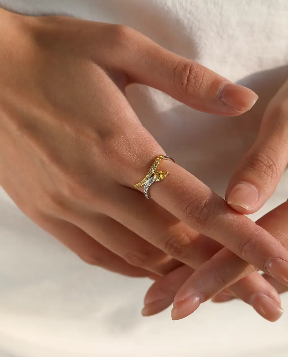 Korsad Ring Tvåfärgad - gul droppslipad sten där två pavéskenor korsas, storlek 5 till 9, 925 sterlingsilver