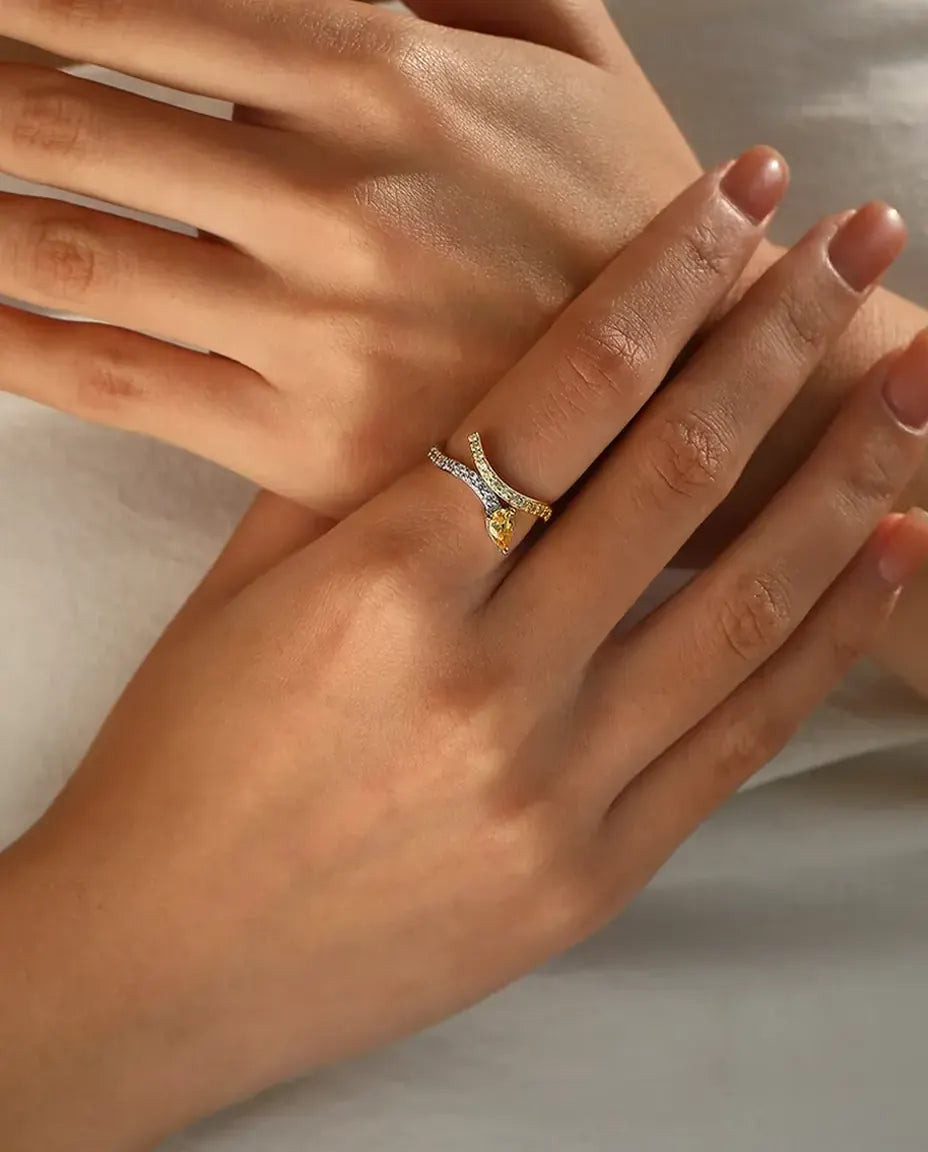 Korsad Ring Tvåfärgad - gul droppslipad sten där två pavéskenor korsas, storlek 5 till 9, 925 sterlingsilver