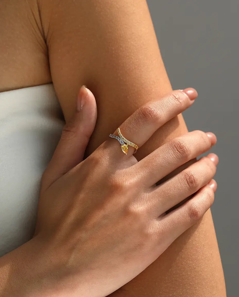 Korsad Ring Tvåfärgad - gul droppslipad sten där två pavéskenor korsas, storlek 5 till 9, 925 sterlingsilver
