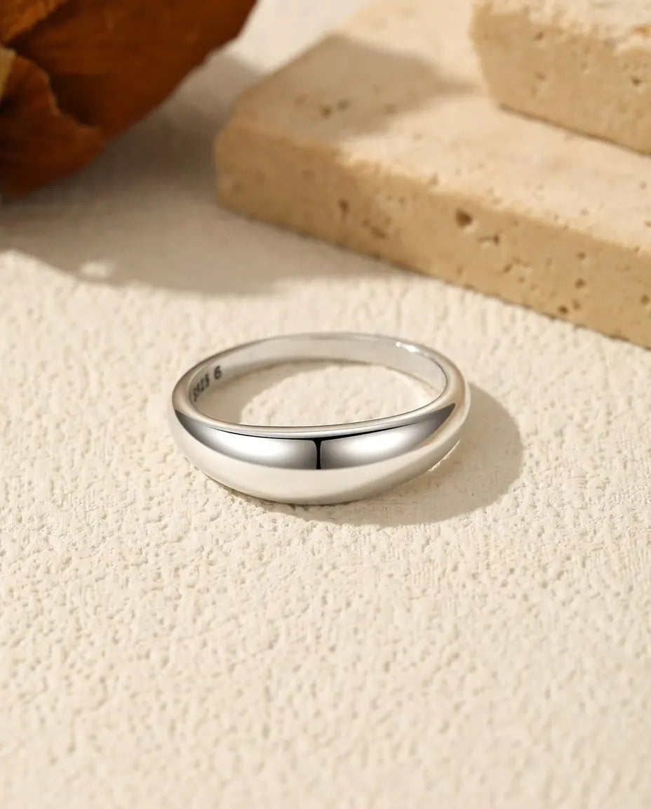 Kupad ring i silver - polerad skena med halvrund profil på 1,9 mm i massivt 925 silver, storlek 5 till 9