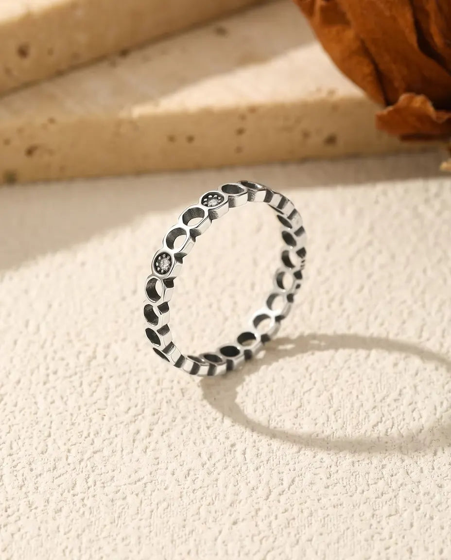 Månfaser ring - genombrutna cirklar med två moissaniter på 0,008 ct i oxiderat 925 silver, storlek US 5-9