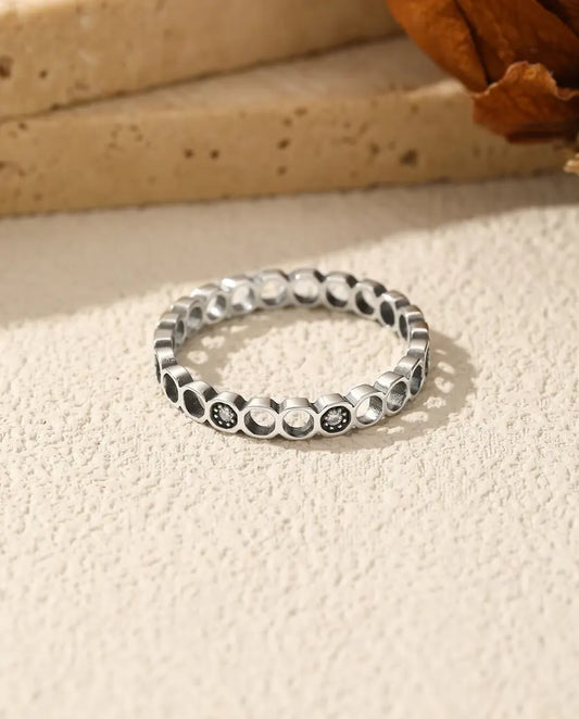 Månfaser ring - genombrutna cirklar med två moissaniter på 0,008 ct i oxiderat 925 silver, storlek US 5-9