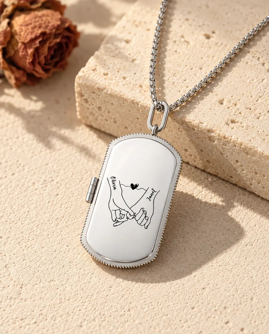 Personlig fotomedaljong för herr i silverfärg, dog tag graverad med lillfingerlöfte och två namn