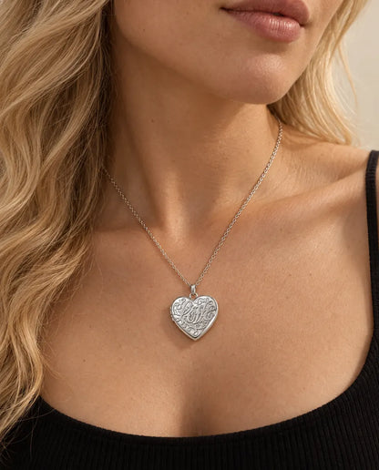 Hjärtmedaljong Love med 2 Bilder - medaljong med Love i relief och baksida i pärlemor buren av en modell