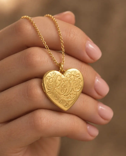 Hjärtmedaljong Love med 2 Bilder - medaljong med Love i relief och baksida i pärlemor hålls i handen