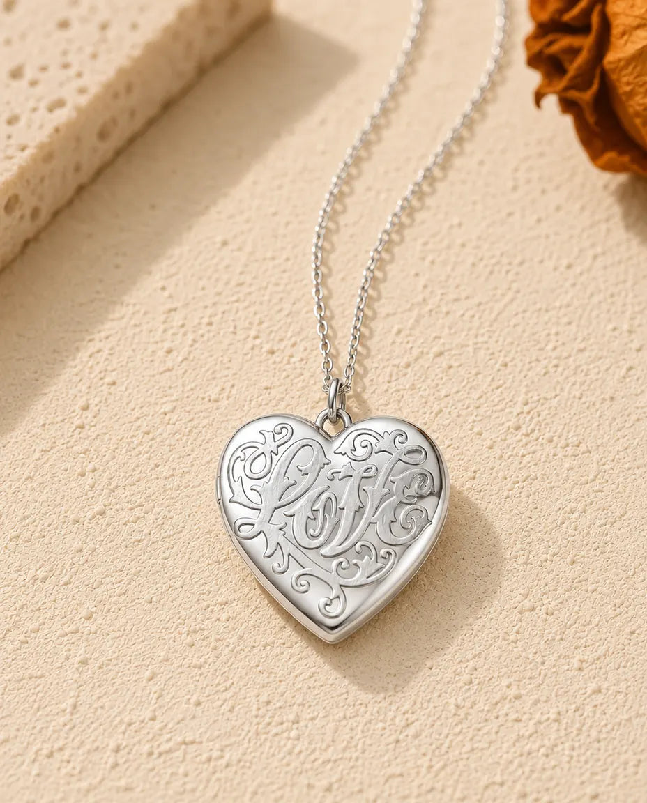 Hjärtmedaljong Love med 2 Bilder - medaljong med Love i relief och baksida i pärlemor, silver eller guld, kedja 45+5 cm