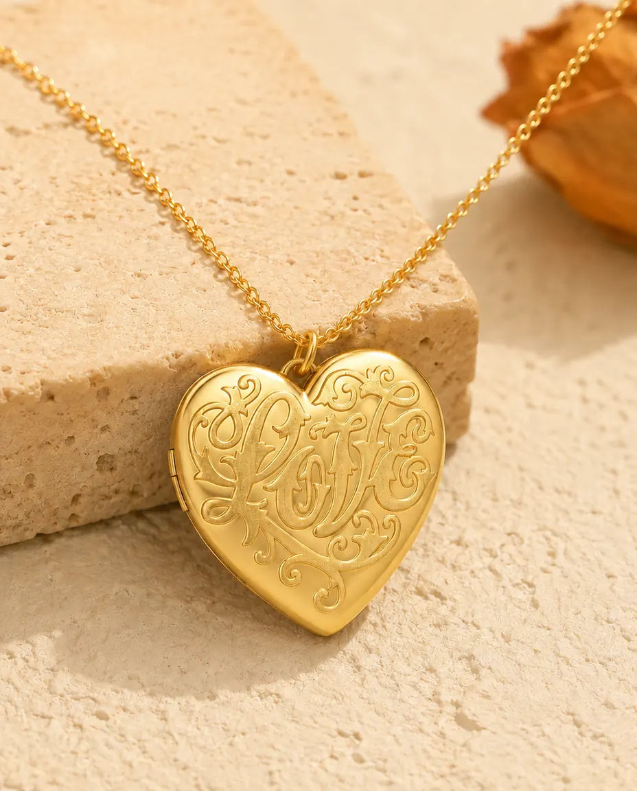 Hjärtmedaljong Love med 2 Bilder - medaljong med Love i relief och baksida i pärlemor, silver eller guld, kedja 45+5 cm