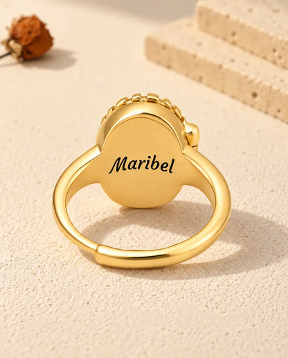Baksidan av den ovala medaljongringen, graverad med namnet Maribel