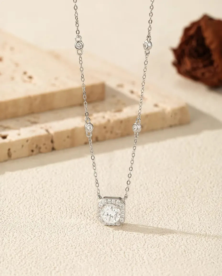 Moissanite Halsband 1 karat - hänge med kuddformad halo och zirkonia i kedjan, färg D VVS1, 925 sterlingsilver