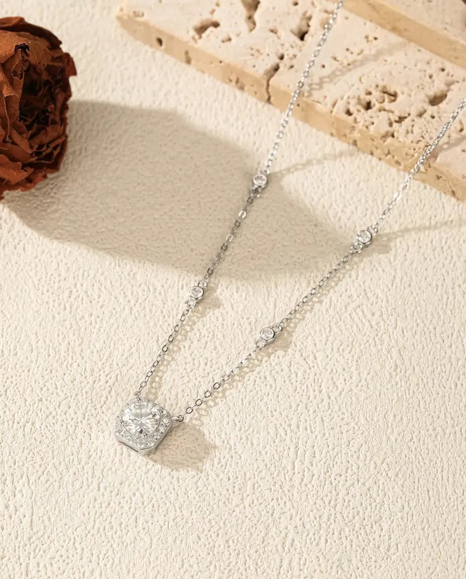 Moissanite Halsband 1 karat - hänge med kuddformad halo och zirkonia i kedjan, färg D VVS1, 925 sterlingsilver
