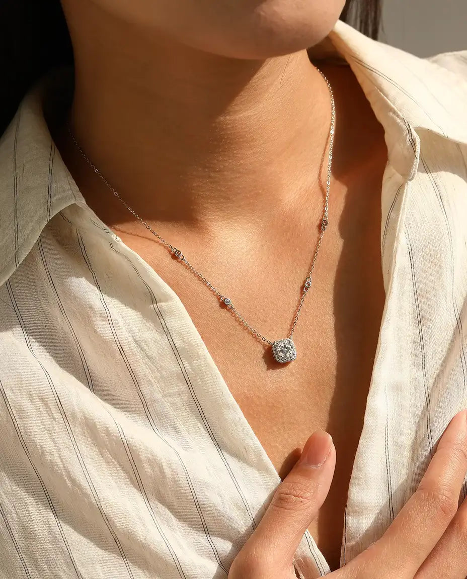 Moissanite Halsband 1 karat - hänge med kuddformad halo och zirkonia i kedjan, färg D VVS1, 925 sterlingsilver