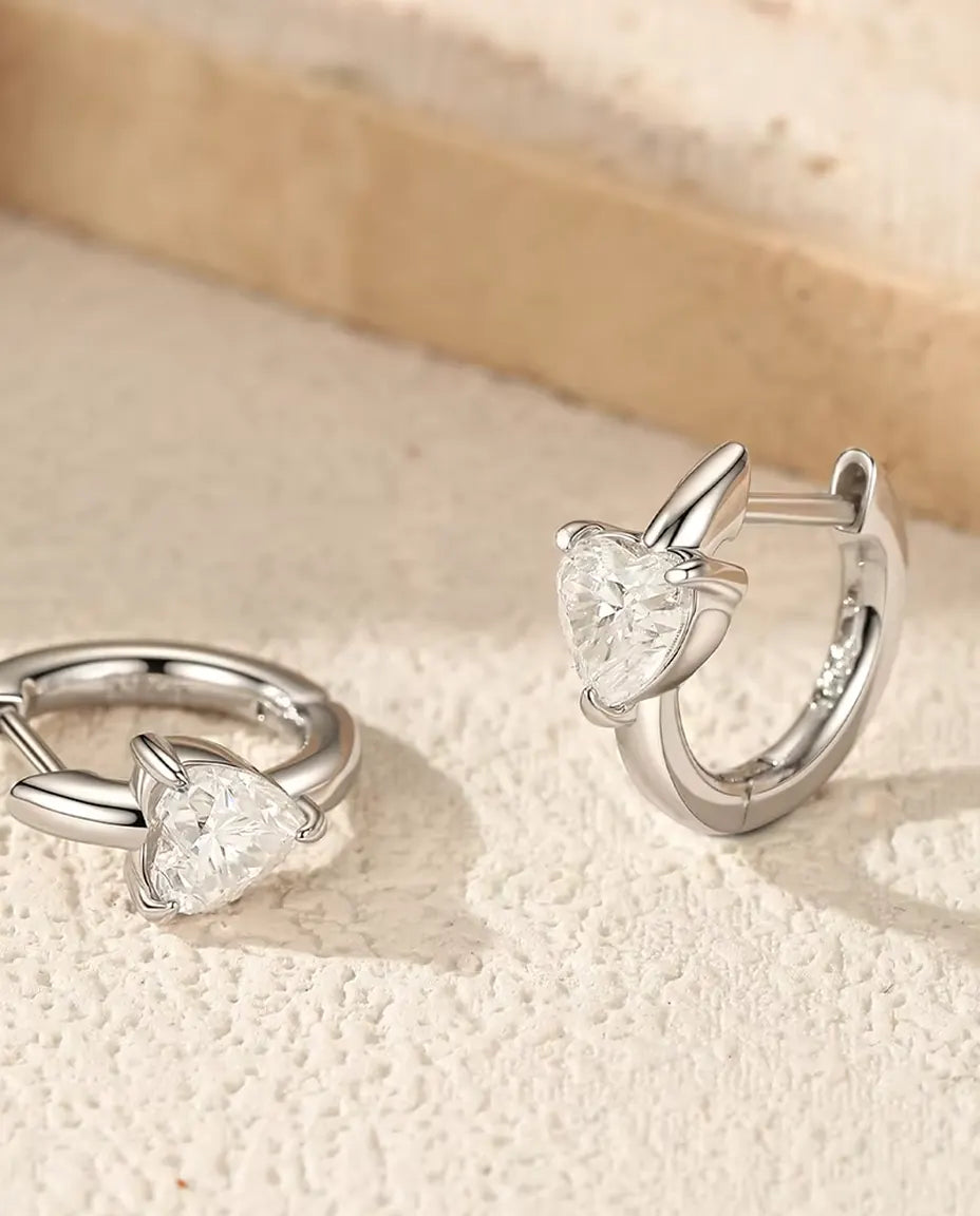 Moissanite Huggies med Hjärta - 2 x 0,50 ct färg D, ring på 12 mm i sterlingsilver 925, 2,30 g paret totalt