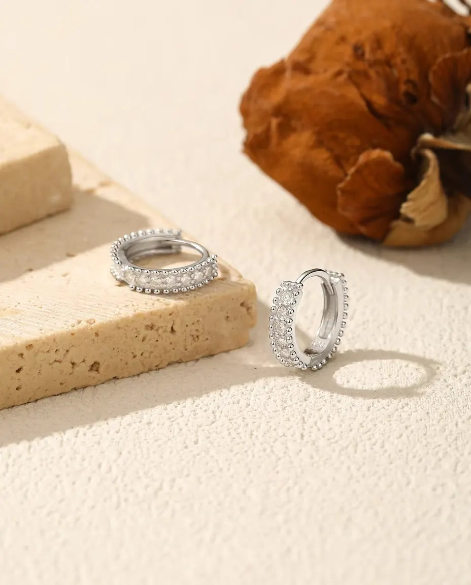 Moissanit klickringar 12 mm – örhängen med pärlkant i 925 sterlingsilver och 14 stenar i färg D om 0,017 ct