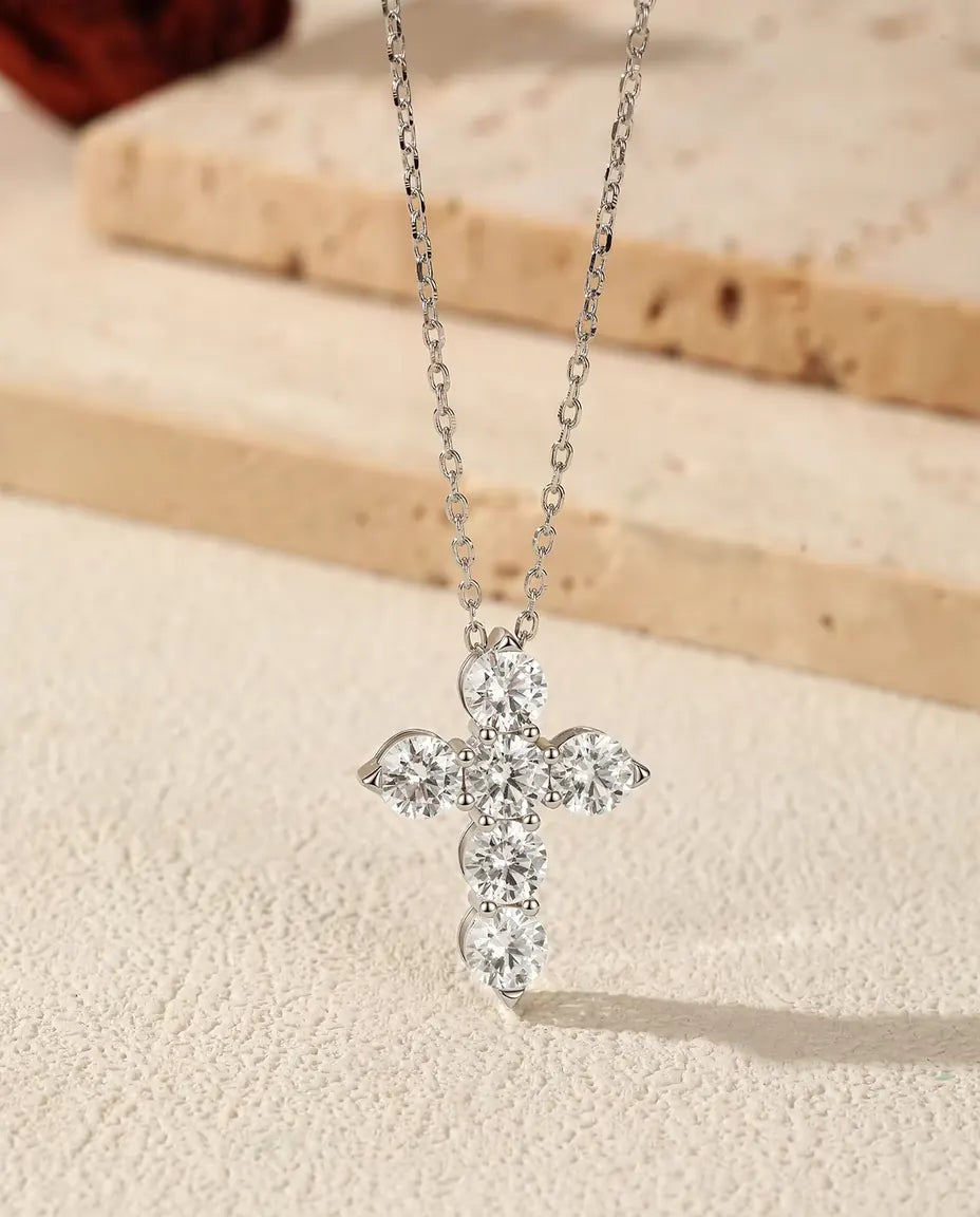 Moissanit Halsband med Kors - sex stenar à 0,50 ct färg D, hänge 17,5 x 22,5 mm, kedja 40+5 cm, silver 925