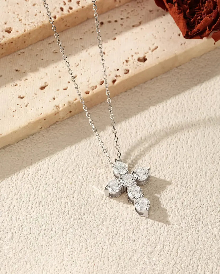 Moissanite Halsband med Kors - sex stenar à 0,50 ct färg D, hänge 17,5 x 22,5 mm, kedja 40+5 cm, silver 925