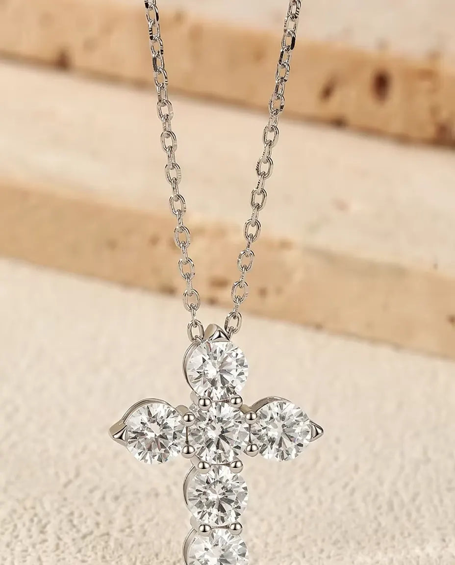 Moissanite Halsband med Kors - sex stenar à 0,50 ct färg D, hänge 17,5 x 22,5 mm, kedja 40+5 cm, silver 925