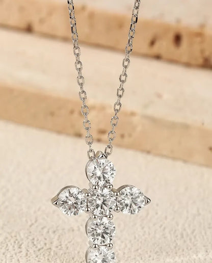 Moissanite Halsband med Kors - sex stenar à 0,50 ct färg D, hänge 17,5 x 22,5 mm, kedja 40+5 cm, silver 925