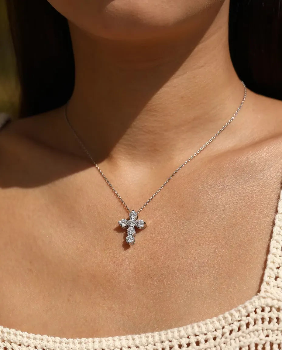 Moissanite Halsband med Kors - sex stenar à 0,50 ct färg D, hänge 17,5 x 22,5 mm, kedja 40+5 cm, silver 925