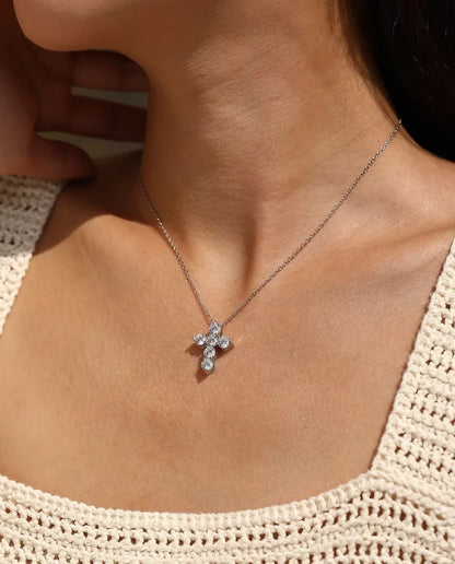 Moissanite Halsband med Kors - sex stenar à 0,50 ct färg D, hänge 17,5 x 22,5 mm, kedja 40+5 cm, silver 925