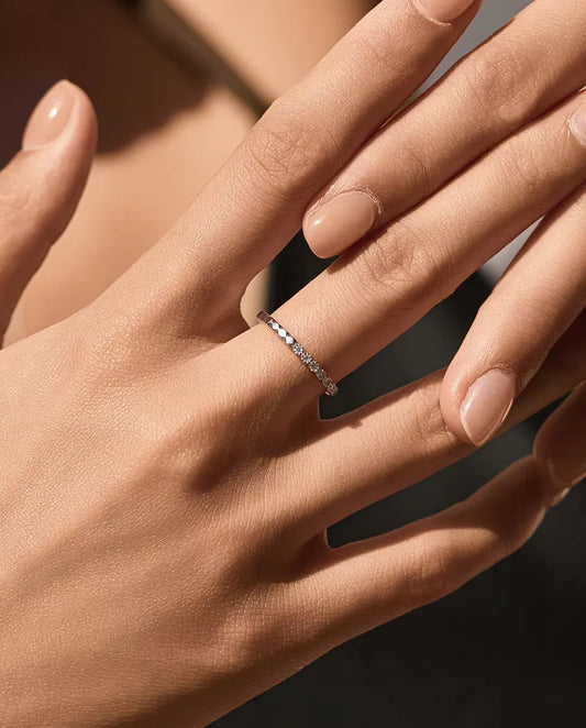Moissanite alliansring - sju stenar på 1,3 mm färg D / VVS1 intill en rad pyramidfasetter, 925 sterlingsilver, storlek 5-9