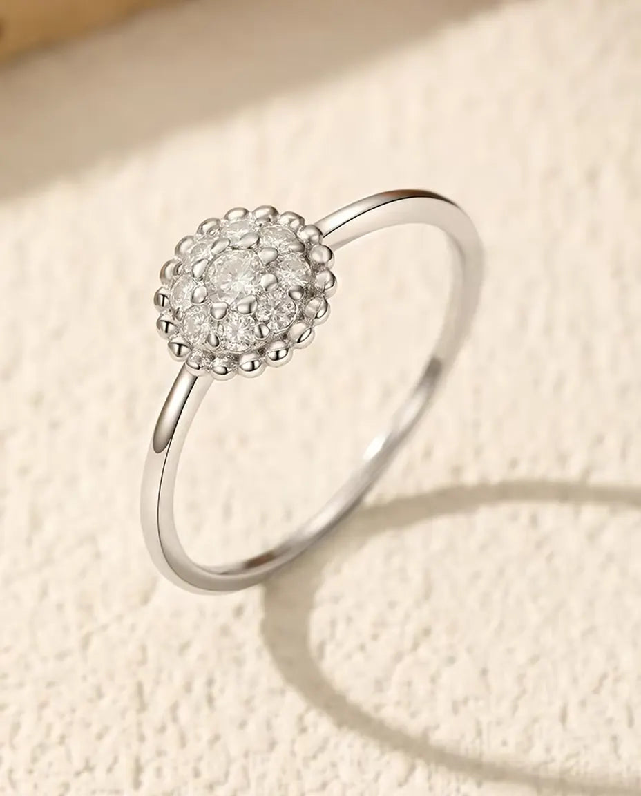 Moissanite clusterring - centersten på 0,06 ct och åtta stenar i pärlfattning på 8 mm i 925 sterlingsilver, storlek 5-9