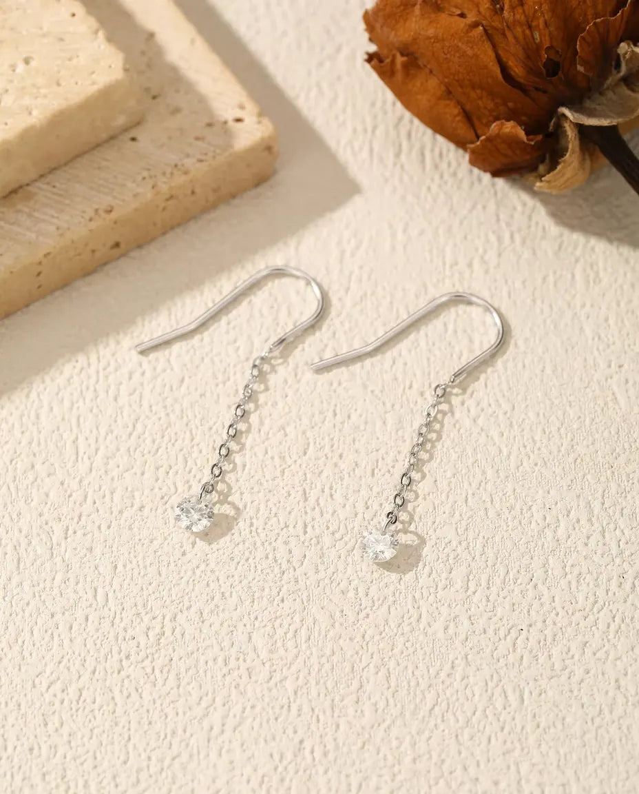 Moissanite Genomdragna Örhängen - en sten på 0,30 ct och 4 mm per örhänge på fin kedja om 35 mm, 925 sterlingsilver