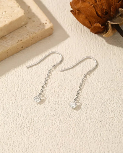 Moissanite Genomdragna Örhängen - en sten på 0,30 ct och 4 mm per örhänge på fin kedja om 35 mm, 925 sterlingsilver