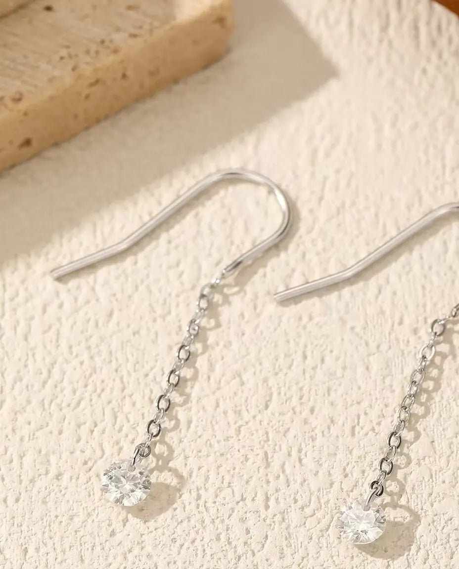 Moissanite Genomdragna Örhängen - en sten på 0,30 ct och 4 mm per örhänge på fin kedja om 35 mm, 925 sterlingsilver