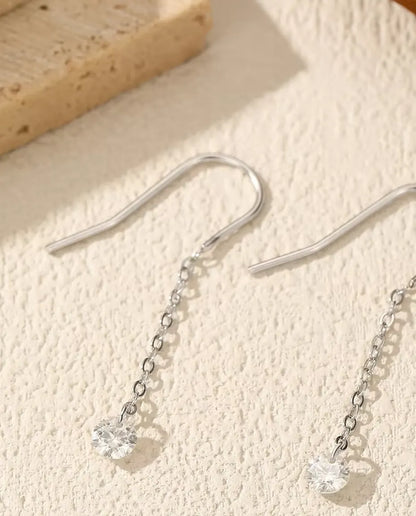 Moissanite Genomdragna Örhängen - en sten på 0,30 ct och 4 mm per örhänge på fin kedja om 35 mm, 925 sterlingsilver