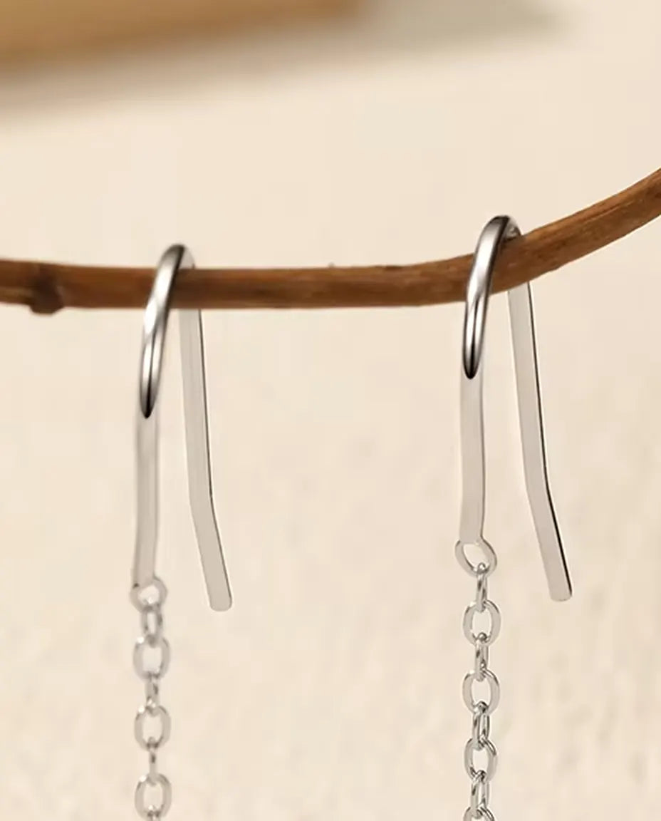 Moissanite Genomdragna Örhängen - en sten på 0,30 ct och 4 mm per örhänge på fin kedja om 35 mm, 925 sterlingsilver