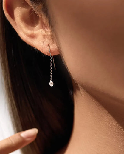 Moissanite Genomdragna Örhängen - en sten på 0,30 ct och 4 mm per örhänge på fin kedja om 35 mm, 925 sterlingsilver