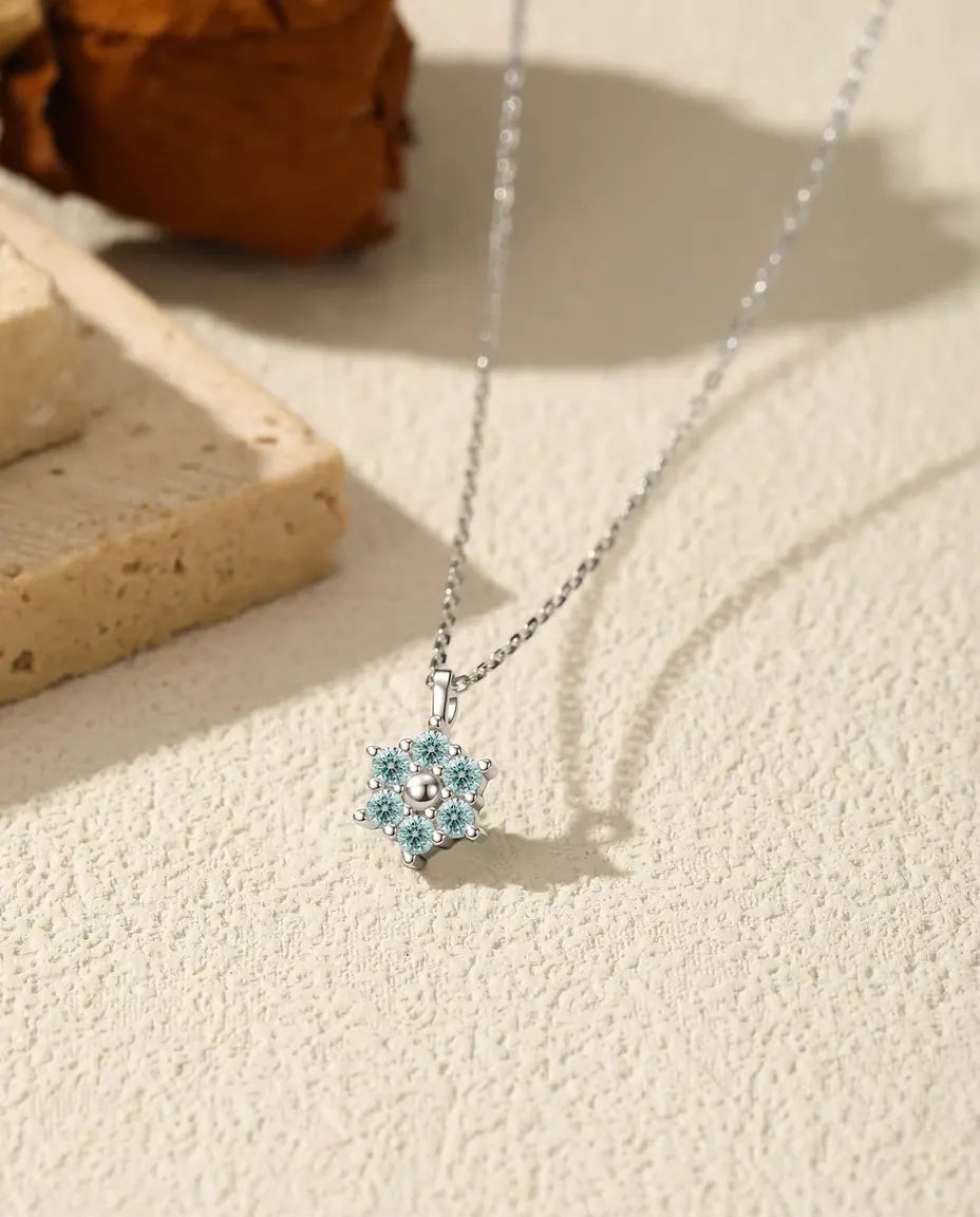 Moissanite Halsband Blomma Aquablå - sex stenar på 2 mm runt en polerad silverkula, 925 silver, 40+5 cm