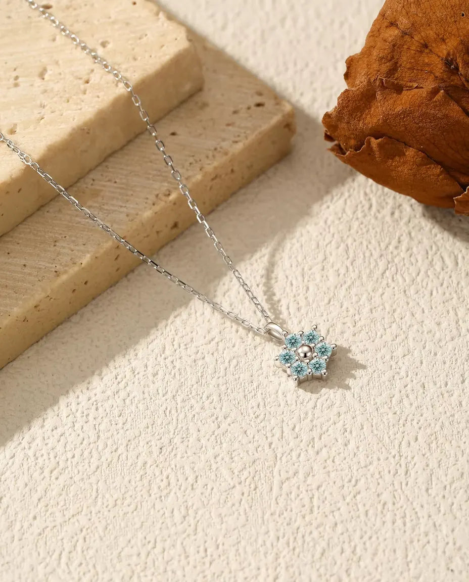 Moissanite Halsband Blomma Aquablå - sex stenar på 2 mm runt en polerad silverkula, 925 silver, 40+5 cm