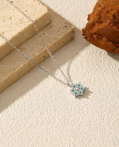 Moissanite Halsband Blomma Aquablå - sex stenar på 2 mm runt en polerad silverkula, 925 silver, 40+5 cm
