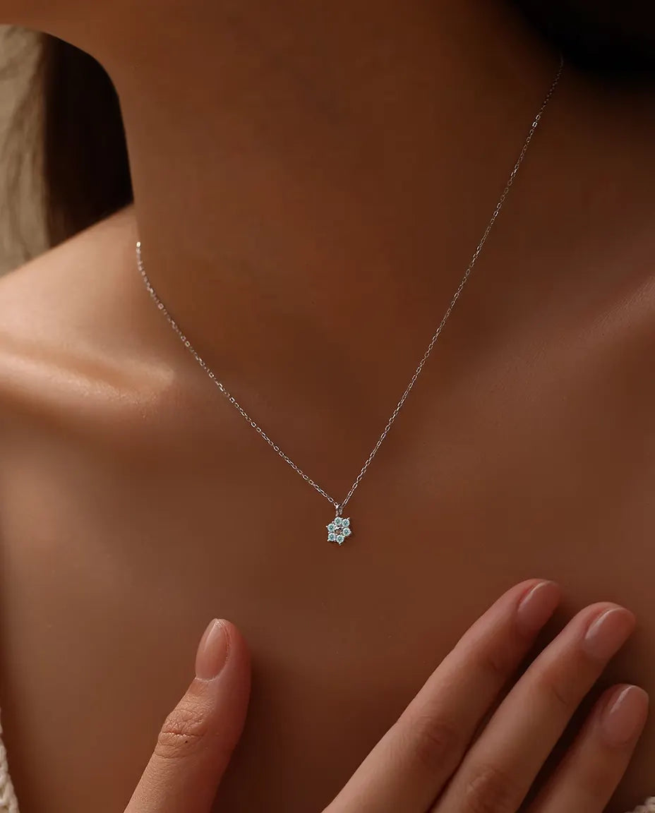 Moissanite Halsband Blomma Aquablå - sex stenar på 2 mm runt en polerad silverkula, 925 silver, 40+5 cm