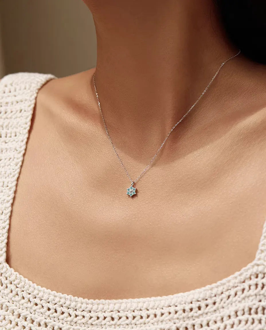 Moissanite Halsband Blomma Aquablå - sex stenar på 2 mm runt en polerad silverkula, 925 silver, 40+5 cm