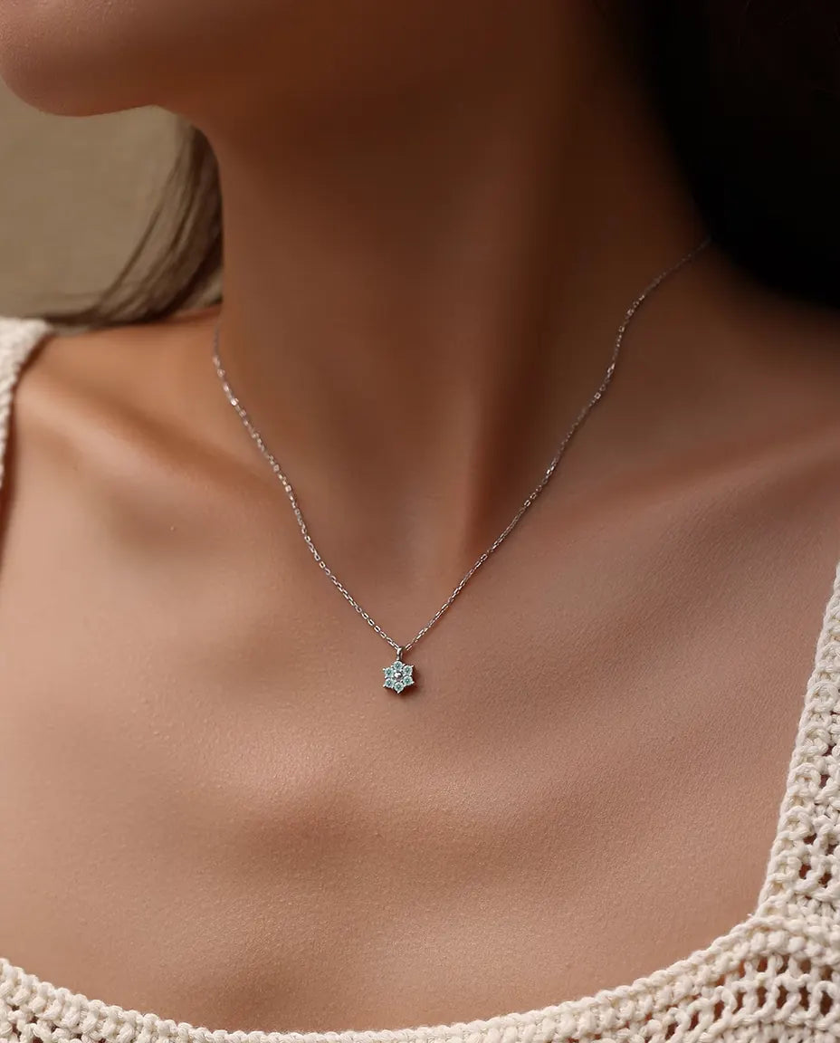 Moissanite Halsband Blomma Aquablå - sex stenar på 2 mm runt en polerad silverkula, 925 silver, 40+5 cm