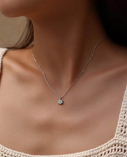 Moissanite Halsband Blomma Aquablå - sex stenar på 2 mm runt en polerad silverkula, 925 silver, 40+5 cm