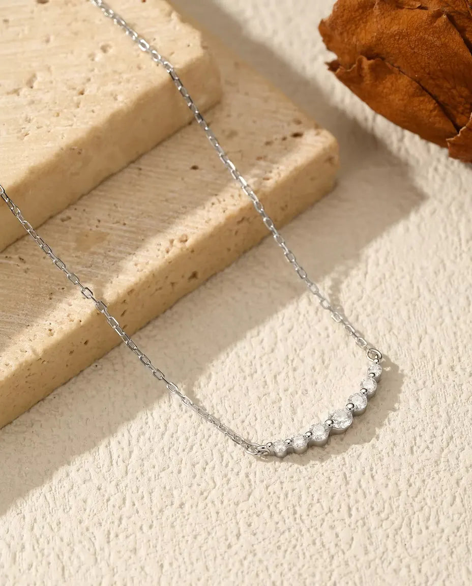 Moissanite halsband med sju stenar – stigande båge på 0,19 ct i färg D i 925 sterlingsilver, justerbar kedja 40+5 cm