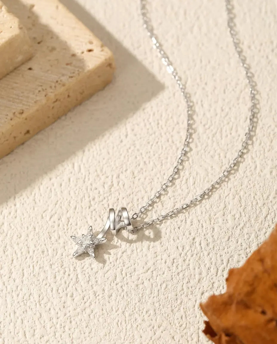 Moissanite Halsband med Stjärna - centersten på 2 mm, fem pavéaccenter och spiralänk, 925 silver, 40+5 cm