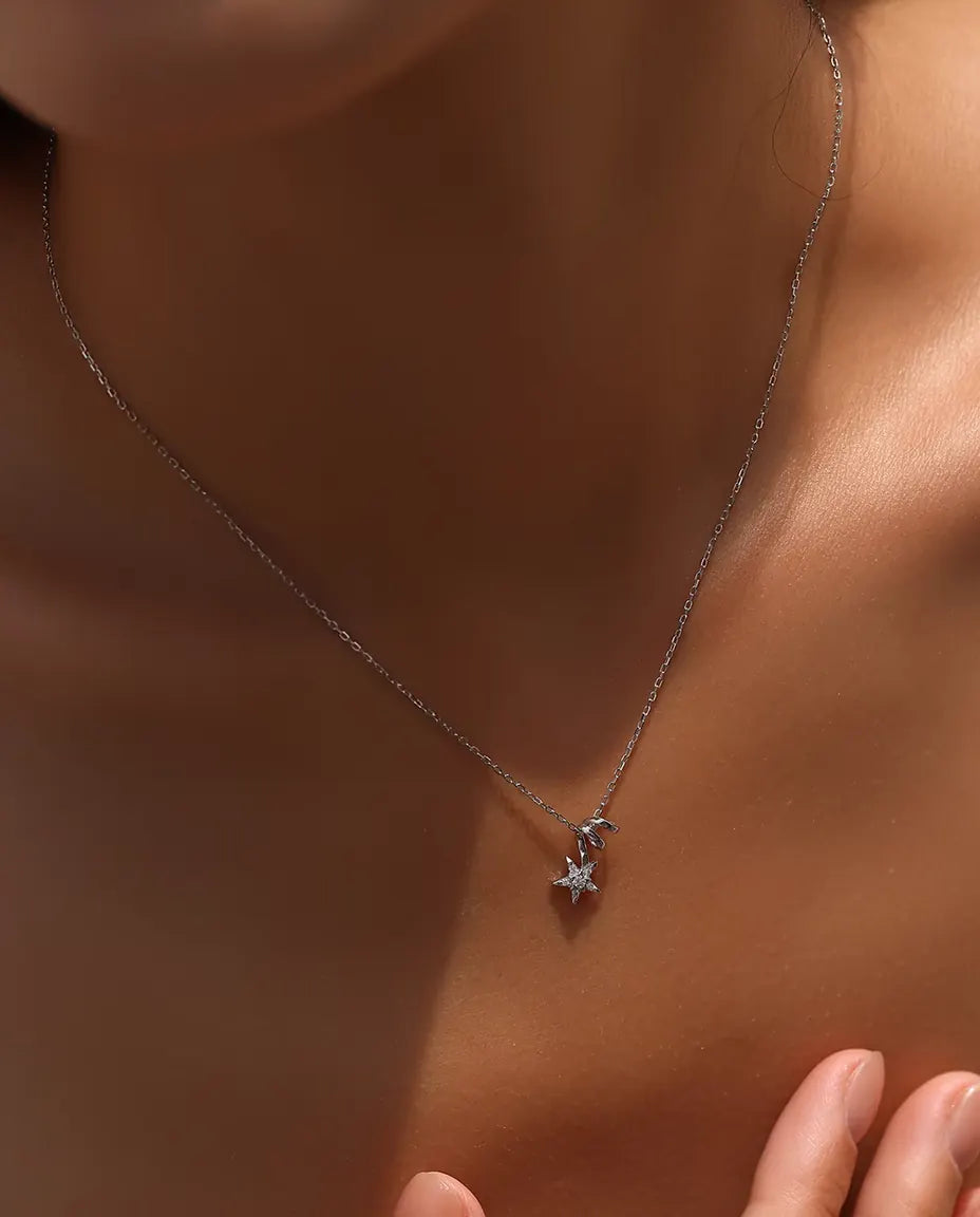 Moissanite Halsband med Stjärna - centersten på 2 mm, fem pavéaccenter och spiralänk, 925 silver, 40+5 cm