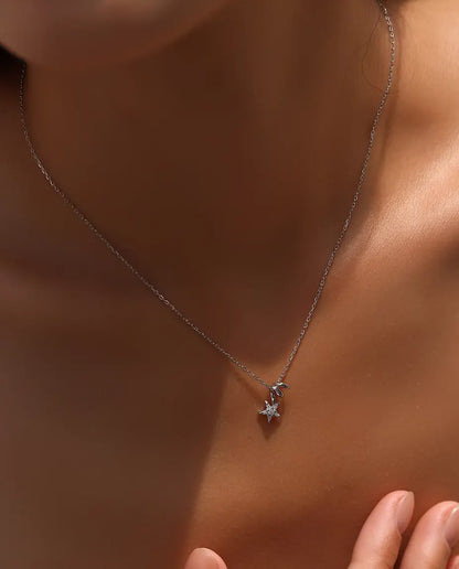 Moissanite Halsband med Stjärna - centersten på 2 mm, fem pavéaccenter och spiralänk, 925 silver, 40+5 cm